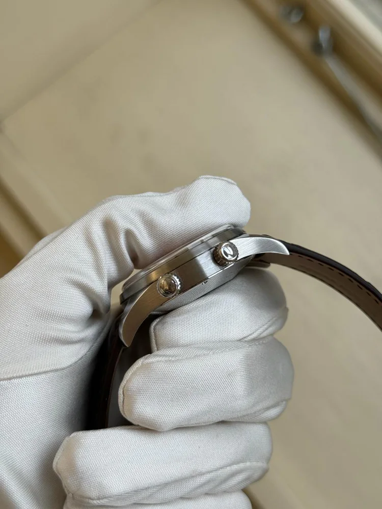 Girard Perregaux Traveller CLASSIС TRAVELLER II GMT Salmon Dial